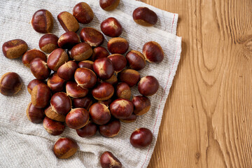 和栗｜クロスに広げた生の栗の食材カット（秋の旬）