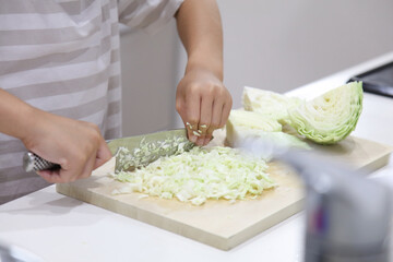 	料理する男の子