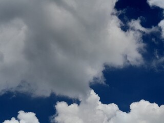 Obraz premium Clear Blue Sky with Fluffy White Cumulus Clouds