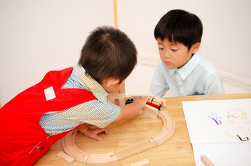 仲よく遊ぶ兄弟