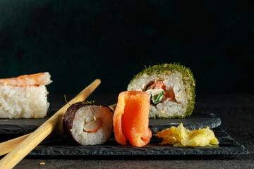 Vielfältige Sushi-Auswahl auf einer dunklen Schieferplatte © Olaf Kunz