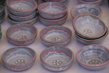 Spring-themed Japanese tableware: small ceramic and pottery plates with cherry blossom designs / 春のイメージの和風食器～桜の花をデザインした陶器・焼き物の小皿