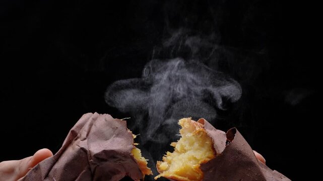 焼きたての焼き芋から湯気が出る4Kスローモーション動画