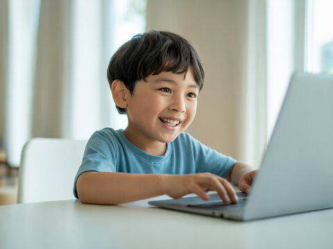 笑顔でノートパソコンを操作する男の子・キッズプログラミング教室メージ　Generative AI