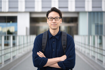 腕組みをする男性