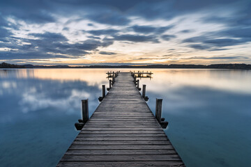 Naklejka premium Sonnenaufgang am See mit Steg