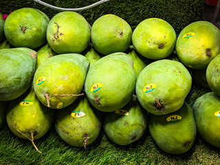Photo of mango at the night market, the fruit tastes sweet and slightly sour, suitable for people who want to diet, can be eaten directly or juiced