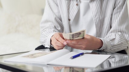 お金を数えるアジア人男性