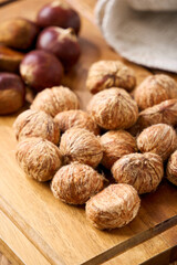 渋皮付きの和栗｜下ごしらえ途中の栗（調理工程・秋の食材）