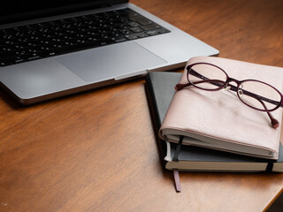 机の上のノートパソコンとノート