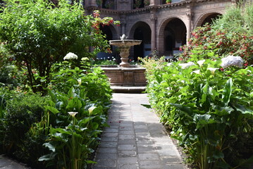 Fototapeta premium Jardin&nbsp;de&nbsp;monastère&nbsp;à Cusco. Pérou