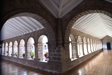 Clo&icirc;tre&nbsp;baroque&nbsp;&agrave; Cusco. P&eacute;rou