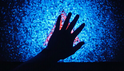 現実を侵食するサイバー感染とシルエット