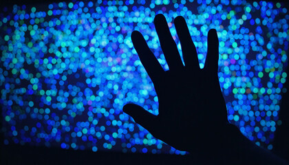 現実を侵食するサイバー感染とシルエット