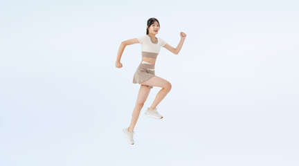 Fototapeta premium ジャンプするスポーツウェアの女性の全身写真（切り抜き背景透過PNGも販売しております。↓作成者リンクから「PNG」で検索してください）