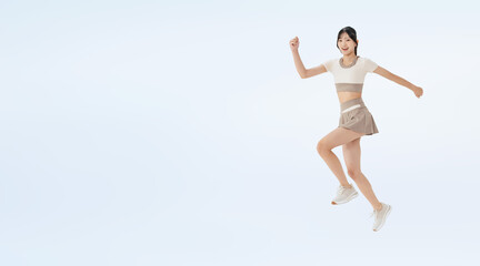 Obraz premium ジャンプするスポーツウェアの女性の全身写真（切り抜き背景透過PNGも販売しております。↓作成者リンクから「PNG」で検索してください）