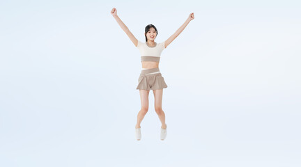Obraz premium ジャンプするスポーツウェアの女性の全身写真（切り抜き背景透過PNGも販売しております。↓作成者リンクから「PNG」で検索してください）