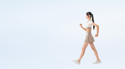 Fototapeta premium ウォーキングするスポーツウェアの女性の全身写真（切り抜き背景透過PNGも販売しております。↓作成者リンクから「PNG」で検索してください）