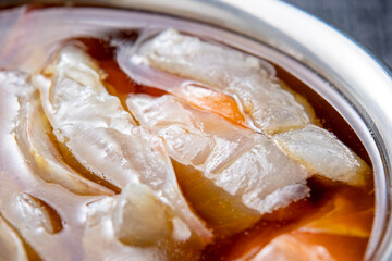 生魚の切り身を漬けダレに漬ける調理シーン。
