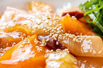 鯛と鰤とサーモンの海鮮漬け丼のアップ。