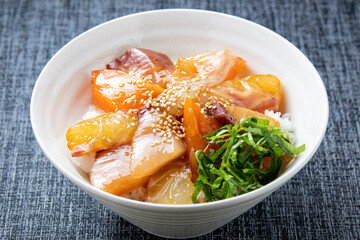 鯛と鰤とサーモンの海鮮漬け丼。
