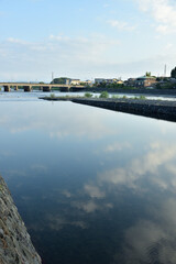 夏の宇治川と宇治橋(京都府宇治市)