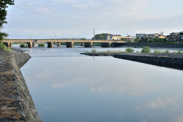 夏の宇治川と宇治橋(京都府宇治市)