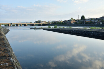 夏の宇治川と宇治橋(京都府宇治市)