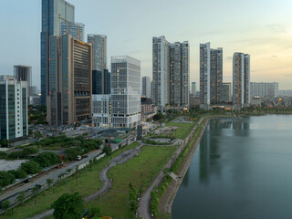 Obraz premium City buildings seen from an overpass with motorbikes and traffic in Hanoi.