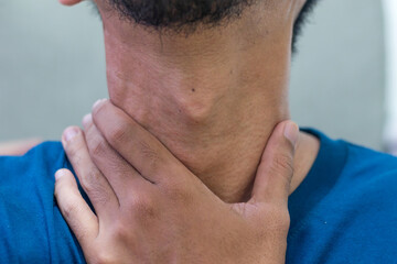 Obraz premium Young man with a sore throat