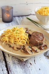 Pilzrahm-Medaillons mit Spätzle