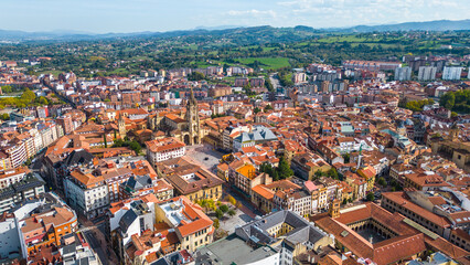 Obraz premium Oviedo Cathedral Cityscape, aerial view