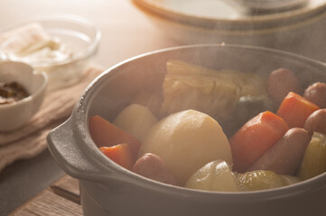 家庭で作る野菜と肉の煮込み料理、ポトフの入った湯気の立っている鍋