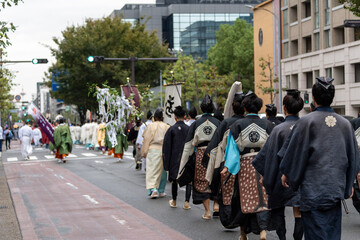 Fototapeta premium 2025年の京都・時代祭で撮影した、後ろ姿の演者たちが歩いている写真