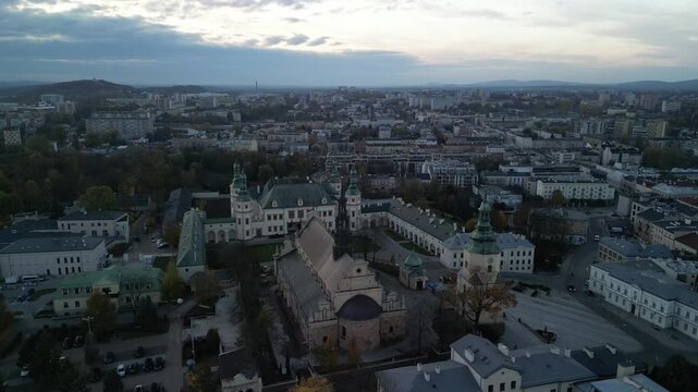 Kielce - Polska - widok z drona na panorame miasta. Wierzowce i zabytki