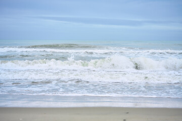 波が押し寄せる浜辺の風景