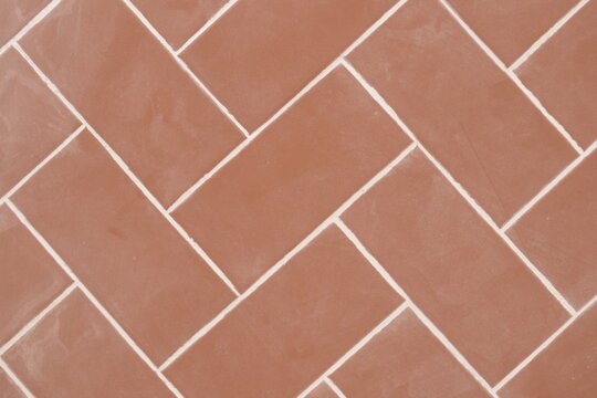 Padr&atilde;o de parede com revestimento de tijolo vermelho com desenho diagonal, papel de parede com rejunte branco