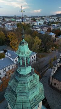 Kielce - Polska - widok z drona na panorame miasta. Wierzowce i zabytki