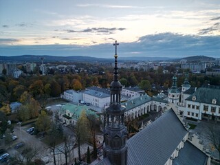 Kielce - Polska - widok z drona na panorame miasta. Wierzowce i zabytki