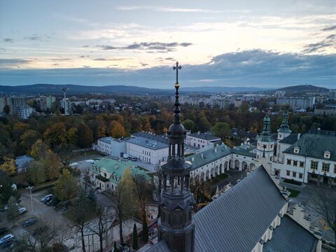 Kielce - Polska - widok z drona na panorame miasta. Wierzowce i zabytki