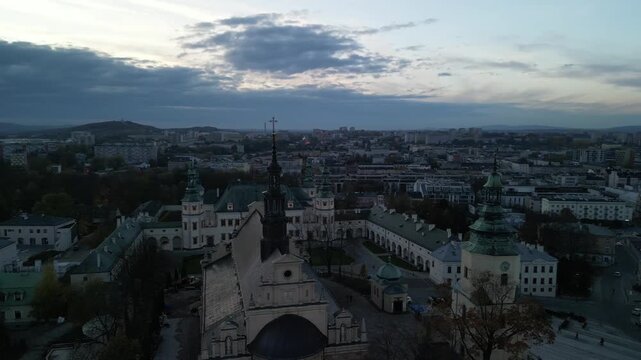 Kielce - Polska - widok z drona na panorame miasta. Wierzowce i zabytki