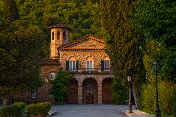 facciata di chiesa antica