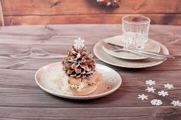 Step by step. Pinecone table decoration with personal label. Step 8 from 8.