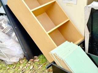 住宅地に投棄されたボックス家具