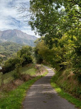 Path around Valdemurio reservoir in autumn. Bear Trail. Quir&oacute;s, Asturias, Spain