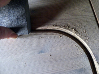 Holzbett abschleifen für Neuanstrich