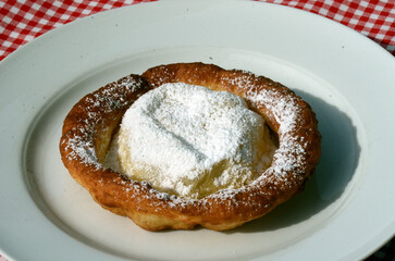 Ausgezogener Krapfen mit Puderzucker