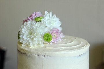 natural flowers cake decoration