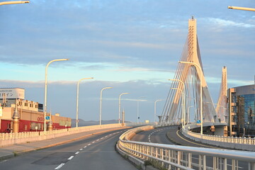 Fototapeta premium 青森ベイブリッジを望む朝の道路風景（青森県）