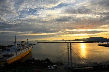 朝日が照らす陸奥湾の穏やかな海景色（青森）
